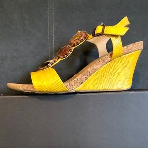 Bright summertime wedges 🌞